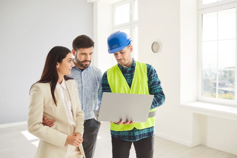 Contractor Partnership 4 Construction worker speaking with a client